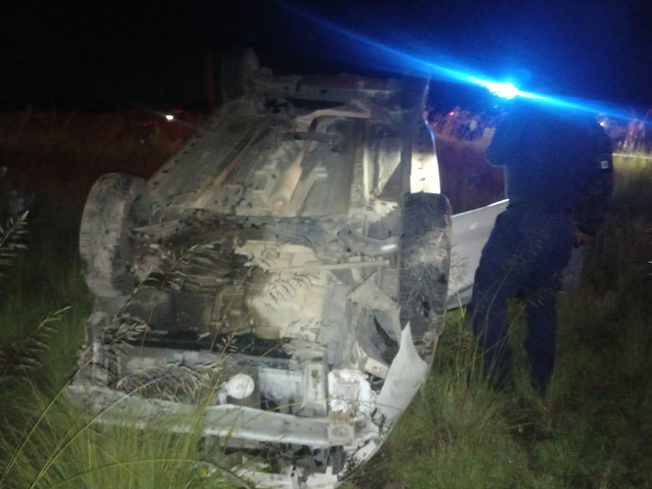 Se atiende volcadura de vehículo en la carretera Huamantla–Xalpatlahuaya